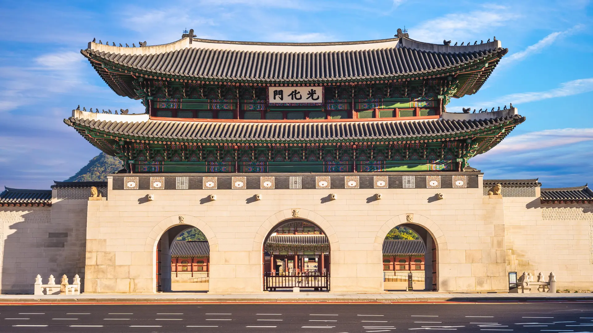 Gwanghwamun, the main gate of Gyeongbokgung, with its double roof and three arched entrances, from the half-day tour listing